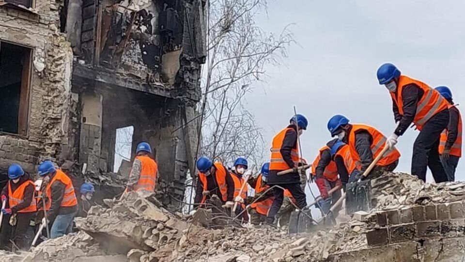 В ГСЧС пока не могут привлечь всех желающих, но там, где саперы успели разминировать территории, добровольцы помогают разбирать завалы