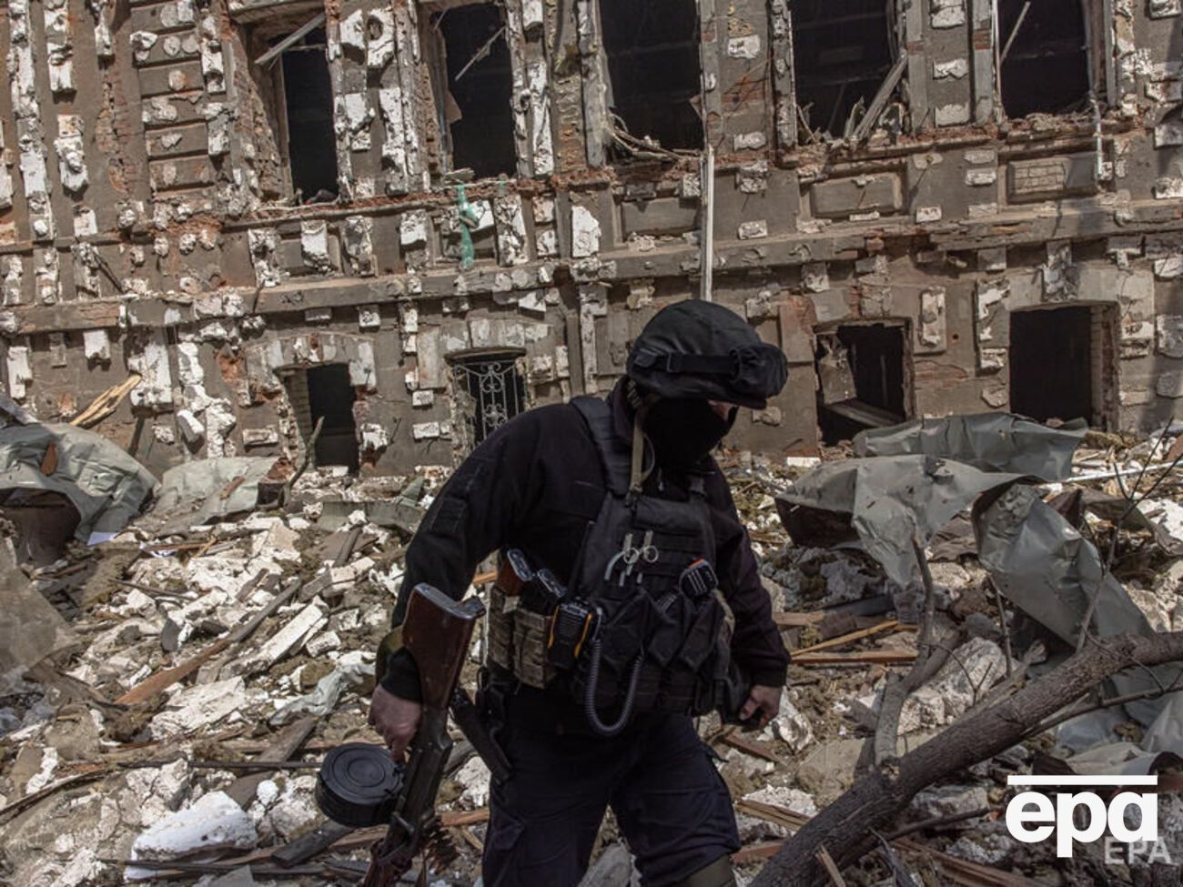 У Харкові в посиленому режимі працюють медики екстреної допомоги, лікарі та рятувальники