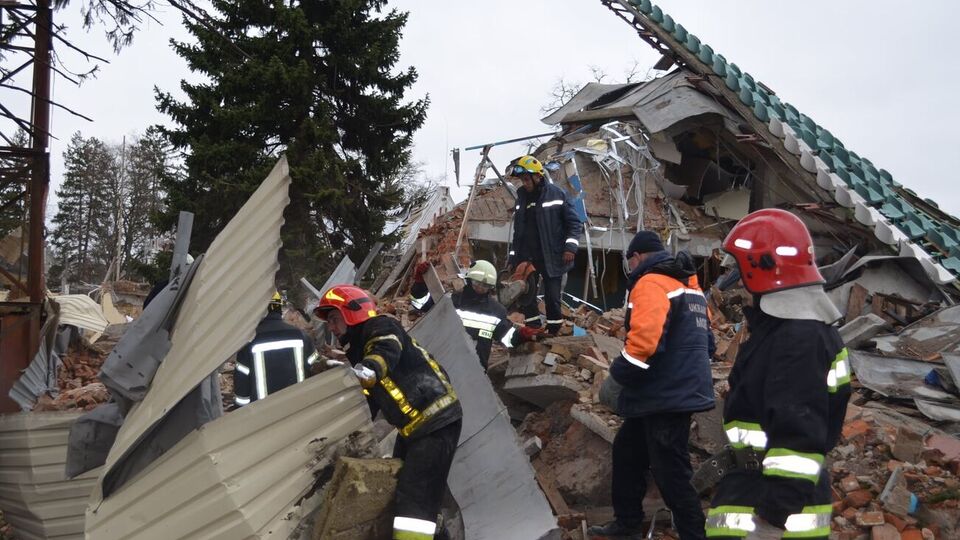 Рятувальники розібрали завали п'яти зруйнованих будинків у Бородянці із семи