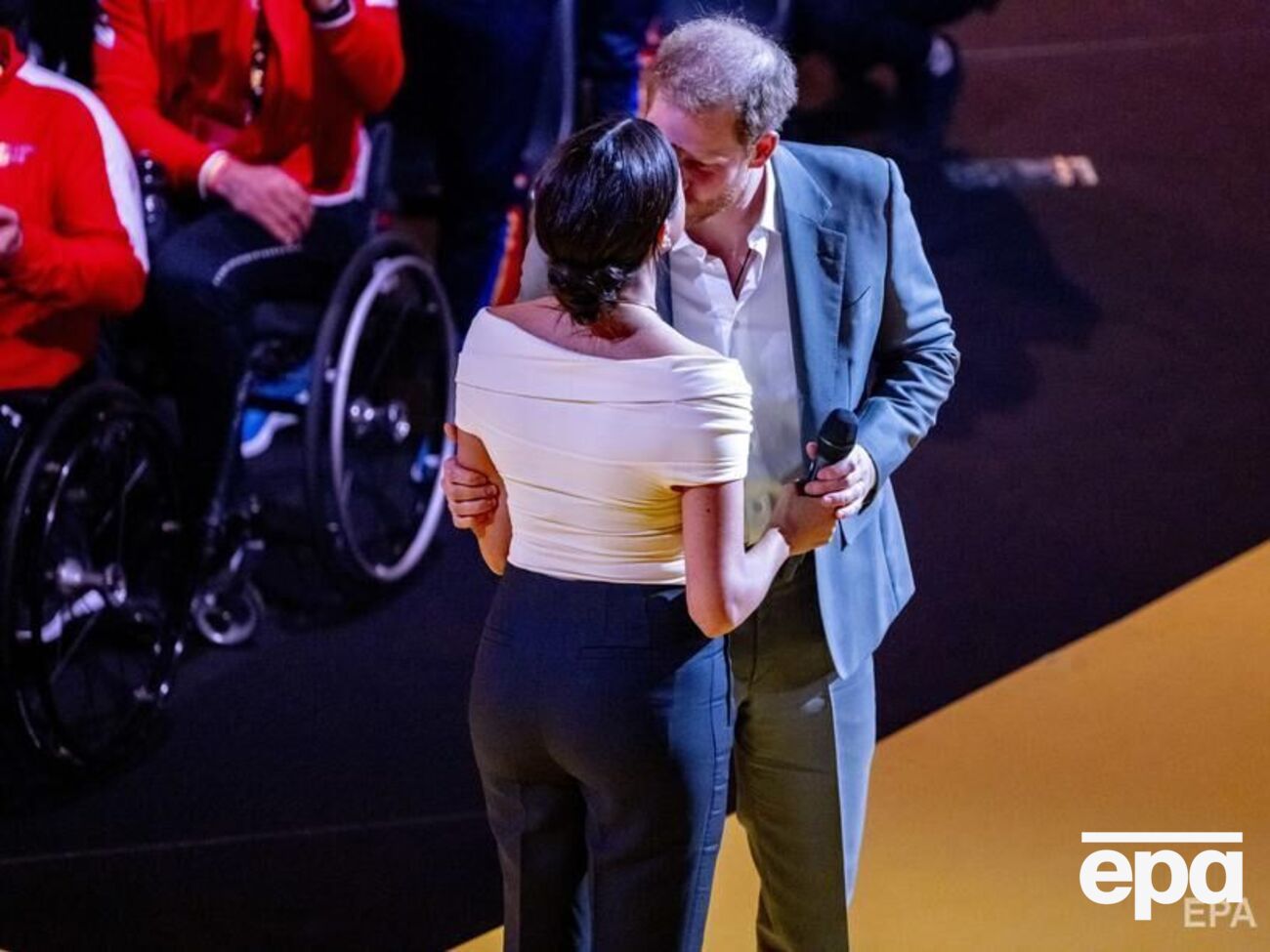 Герцог і герцогиня Сассекські, змінюючи одне одного на сцені, поцілувалися