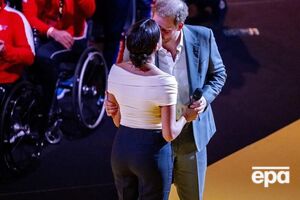 Герцог і герцогиня Сассекські, змінюючи одне одного на сцені, поцілувалися