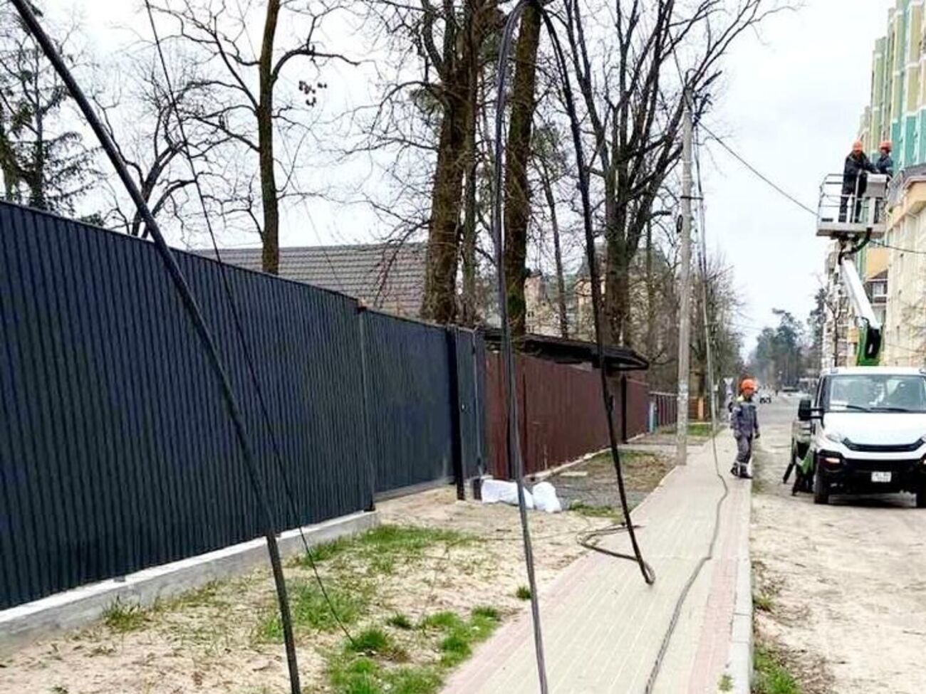 Аварійні бригади ДТЕК і далі відновлюють електропостачання в населених пунктах Київської області, звільнених Збройними силами України
