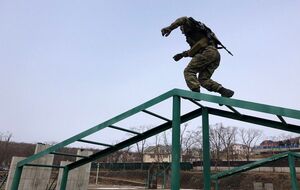 К отправке в Украину российских военных готовят в полевых лагерях, отмечают в ВСУ