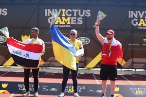 Родіон Сітдіков (у центрі) завоював першу медаль України на "Іграх нескорених"