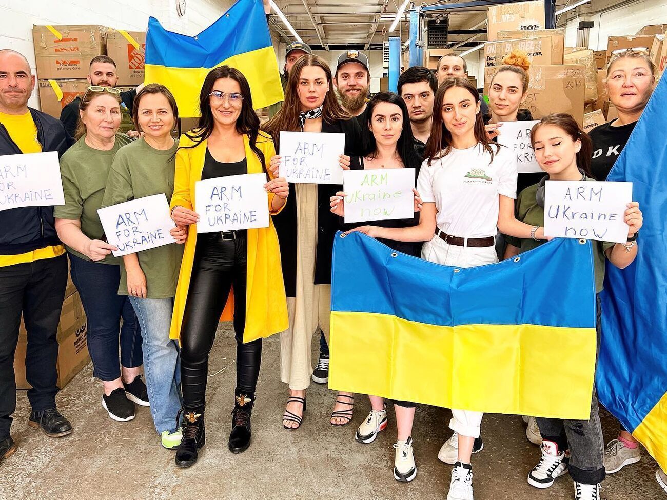 Зарицька (у центрі) показала, як український волонтерський центр у Нью-Йорку збирає гуманітарну допомогу для України