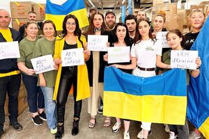 Зарицька (у центрі) показала, як український волонтерський центр у Нью-Йорку збирає гуманітарну допомогу для України