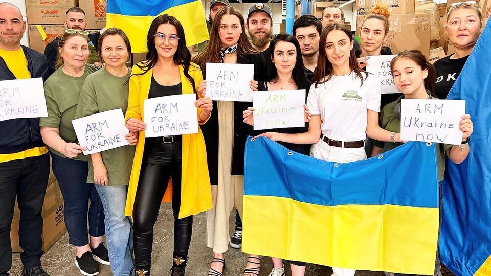 Зарицкая (в центре) показала, как украинский волонтерский центр в Нью-Йорке собирает гуманитарную помощь для Украины