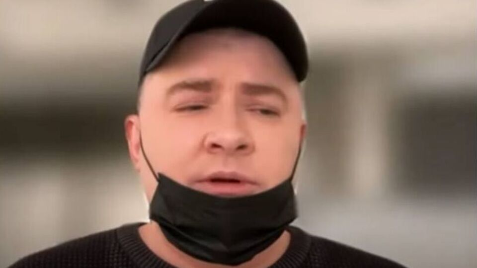 Данилко отметил, что помогая другим, не снимает все это "с рабочий стороны"