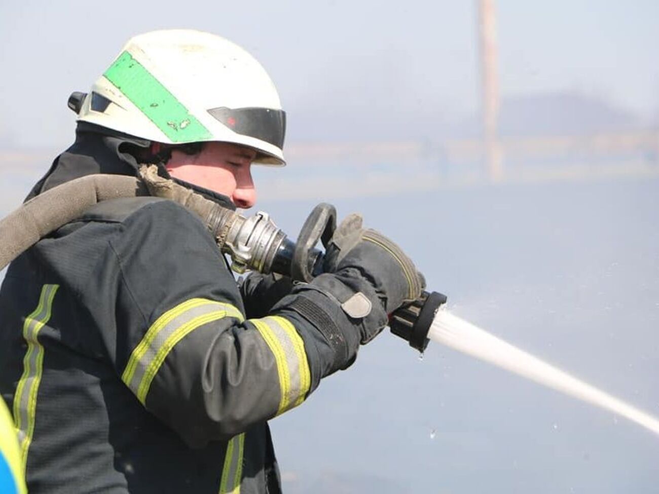 Cпасатели укротили огонь в Синельниковском районе после попадания ракеты&nbsp;в инфраструктурный объект, сообщил глава Днепропетровской ОВА