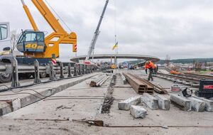 Паралельно з відкриттям тимчасової дороги з переправою через річку Ірпінь проводять роботи з демонтажу зруйнованого мосту у Стоянці, зазначив Кубраков