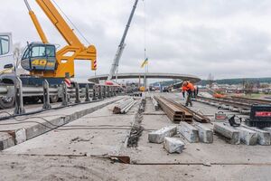 Паралельно з відкриттям тимчасової дороги з переправою через річку Ірпінь проводять роботи з демонтажу зруйнованого мосту у Стоянці, зазначив Кубраков
