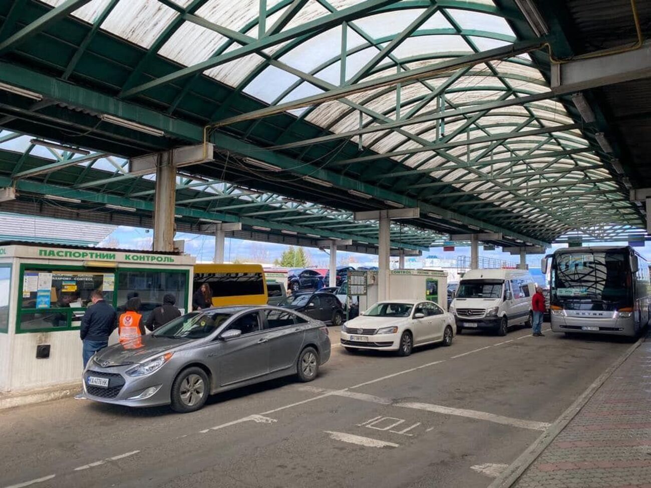 Для перетину кордону тепер знову потрібний закордонний паспорт