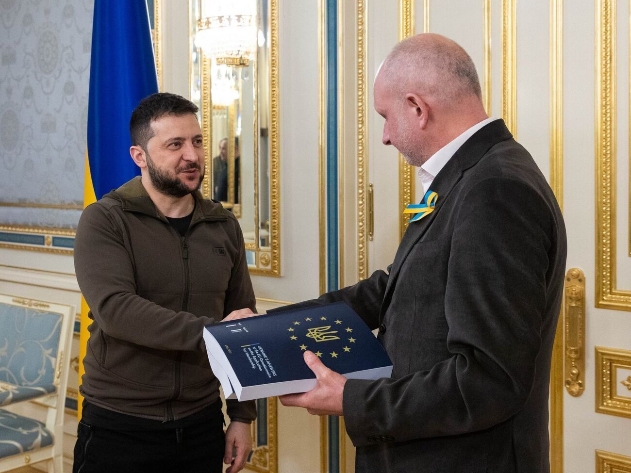 Заполненную анкету президент Украины вручил послу ЕС