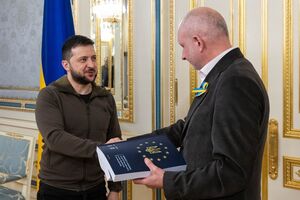 Заповнену анкету президент України вручив послові ЄС