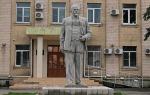 Ленина установили возле райгосадминистрации Геническа