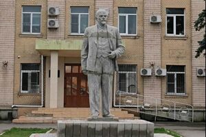 Ленина установили возле райгосадминистрации Геническа