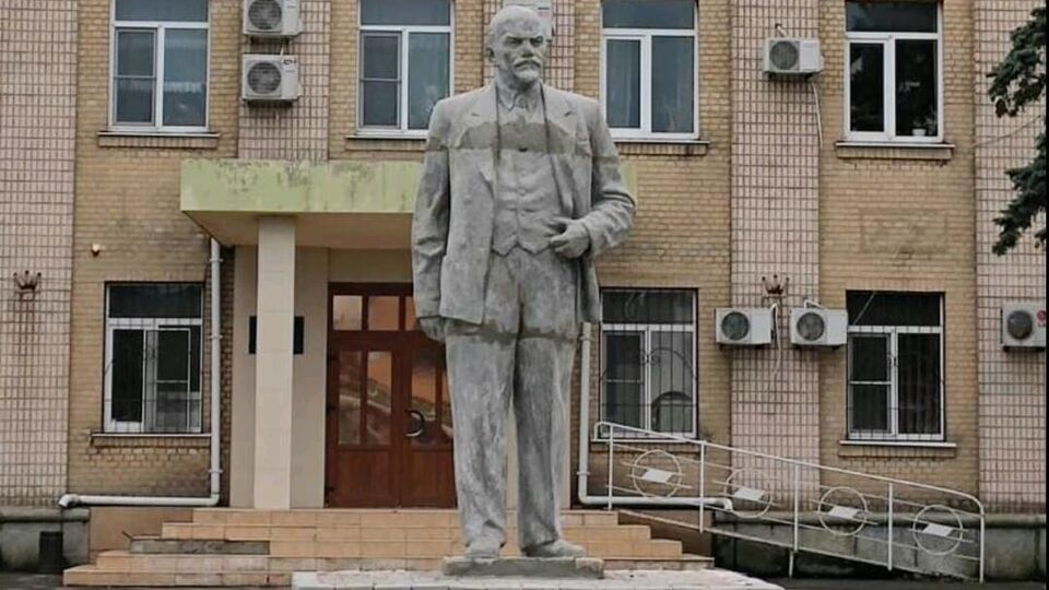 Леніна встановили біля райдержадміністрації Генічеська