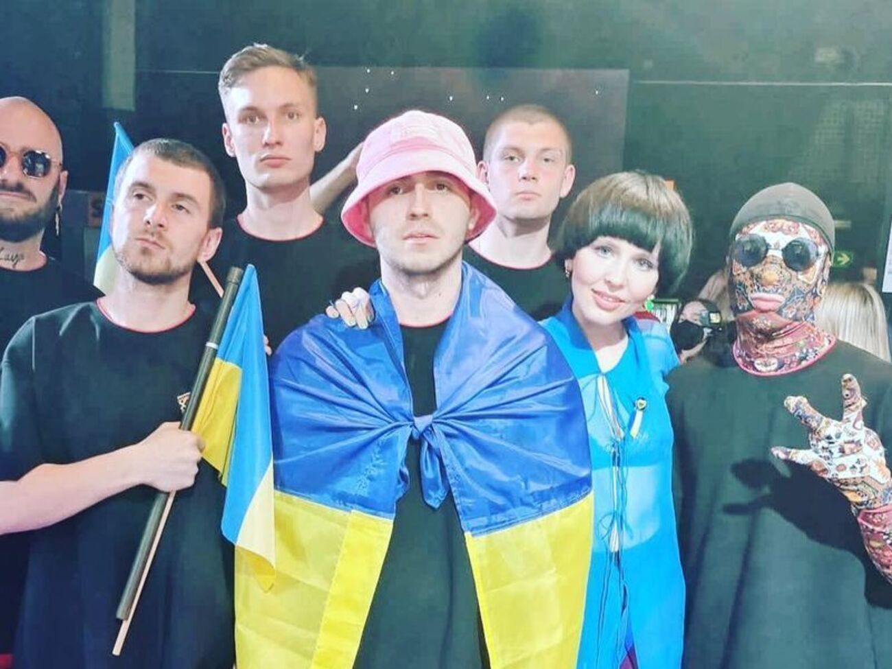 Моника Лю (вторая справа) поддержала Украину, исполнив "Ой, у лузі червона калина" с Музычуком (второй слева)