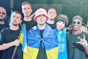 Моника Лю (вторая справа) поддержала Украину, исполнив "Ой, у лузі червона калина" с Музычуком (второй слева)