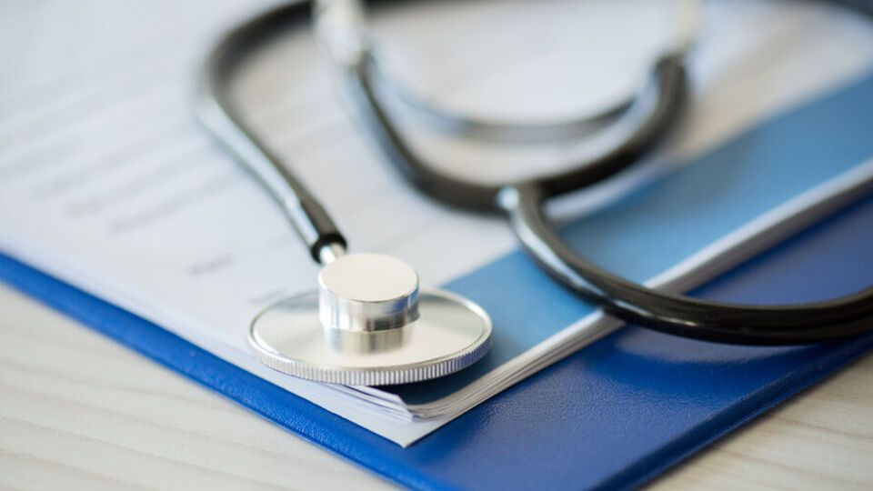 Тем, у кого нет возможности сформировать электронный больничный, врач откроет больничный на бумаге