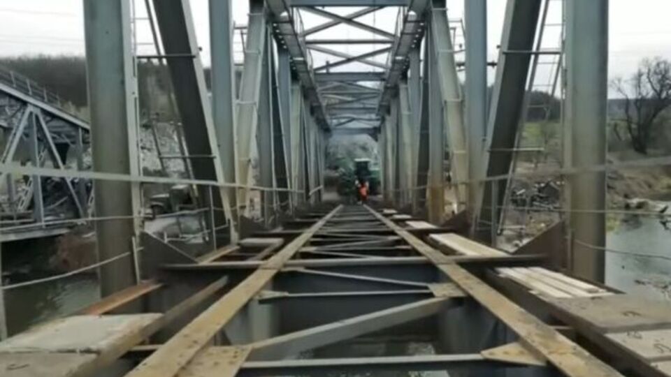 Відновлення мосту через річку Ірпінь дасть змогу повернути залізничне сполучення з низкою міст –сателітів Києва, зазначили в "Укрзалізниці"