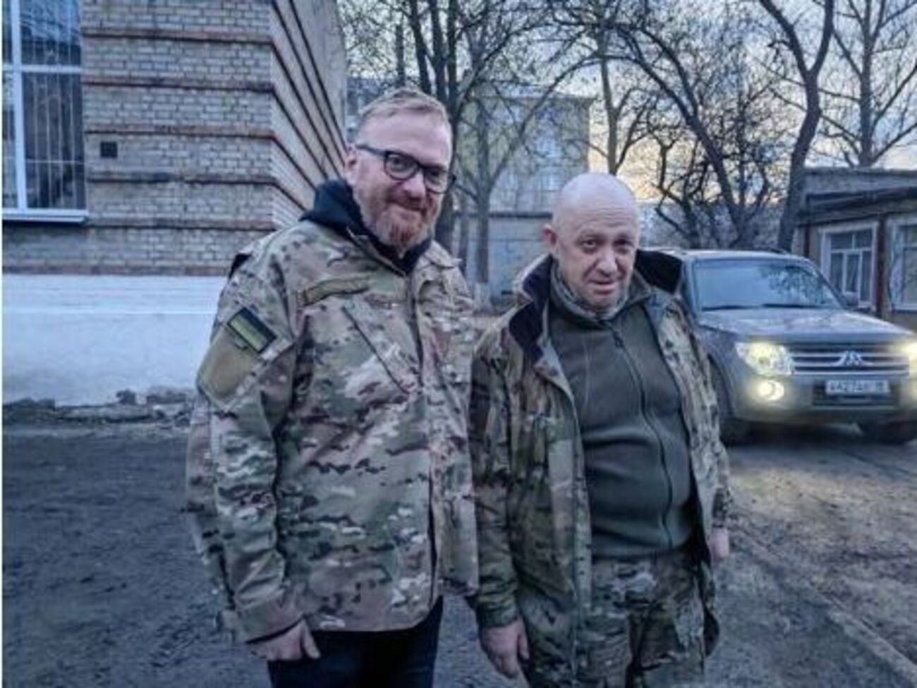 Милонов (слева) выложил совместную фотографию с Пригожиным (справа) якобы в Украине