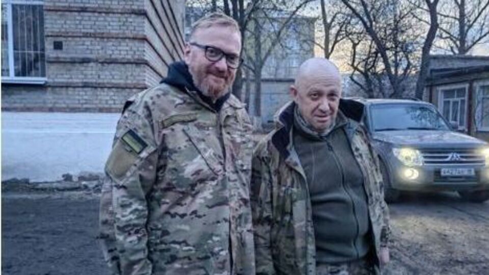 Милонов (слева) выложил совместную фотографию с Пригожиным (справа) якобы в Украине