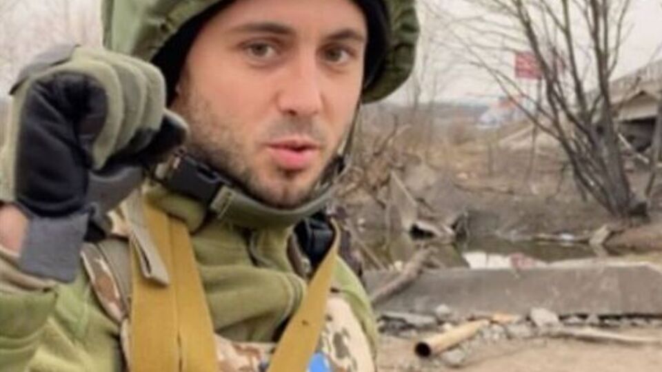 Тополя: Если же ты обозначишь себя ярким красным крестом медика, как это принято во всем мире, то русские пристрелят тебя и твой экипаж первым, а твое авто уничтожат