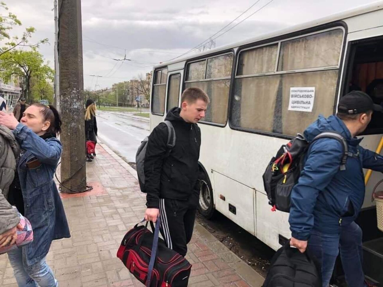 Десятки людей 19 квітня вдалося евакуювати