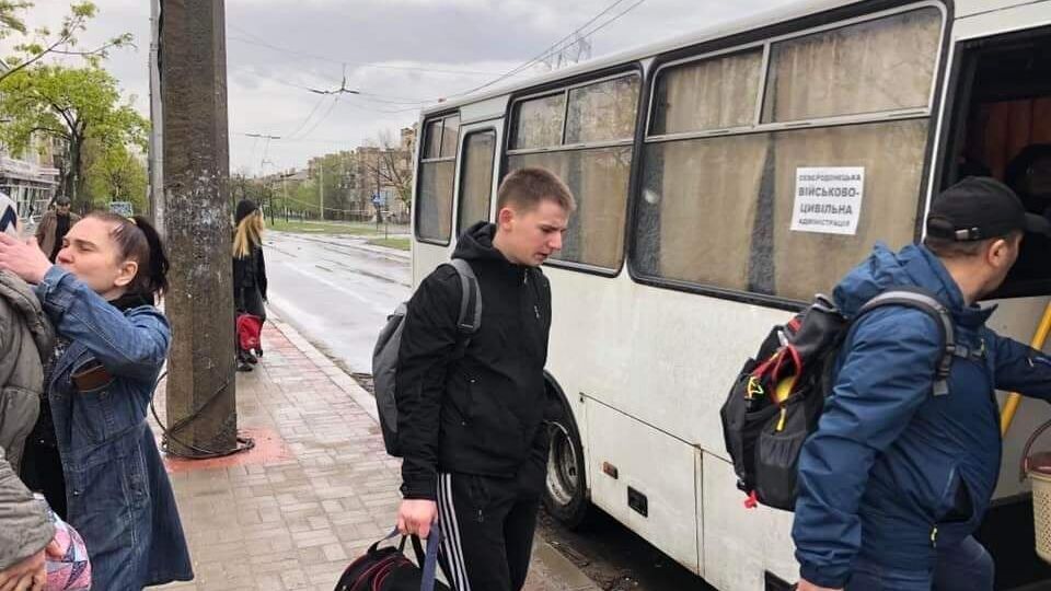 Десятки людей 19 квітня вдалося евакуювати