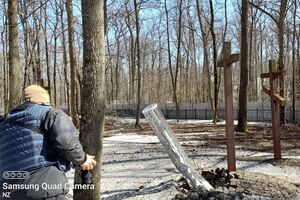Оккупанты обстреляли Мемориальный комплекс жертвам тоталитаризма в Харькове