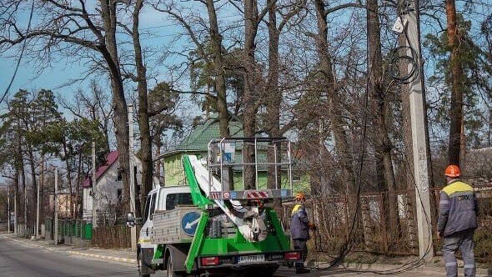 19 апреля энергетики ДТЭК планируют выполнить работы по восстановлению электроснабжения еще в 34 населенных пунктах Броварского, Бучанского и Вышгородского районов