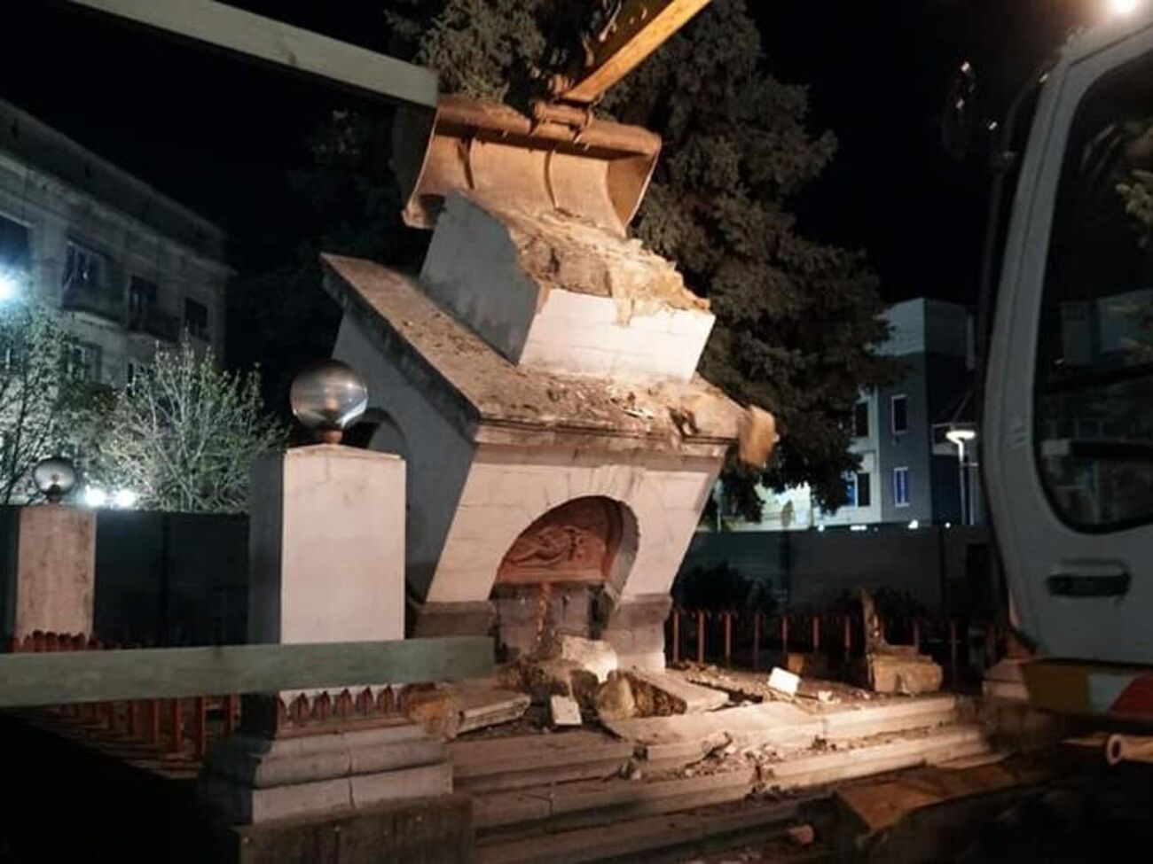 У Мукачеві вранці 19 квітня демонтували радянський монумент, повідомили у місцевій міськраді