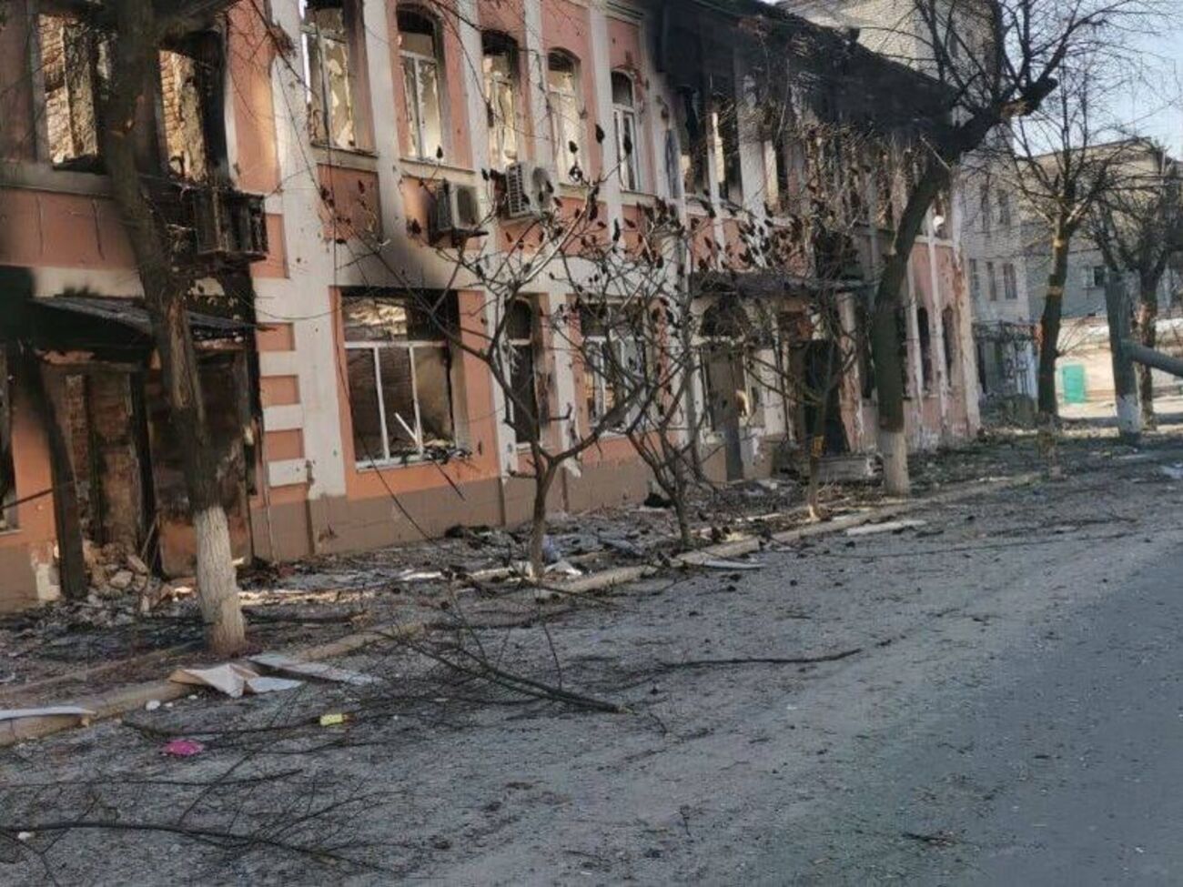 Проход через блокпост мужчинам в Изюме разрешается только при наличии военного билета, отметила Денисова