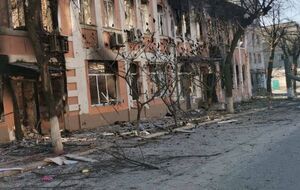 Проход через блокпост мужчинам в Изюме разрешается только при наличии военного билета, отметила Денисова