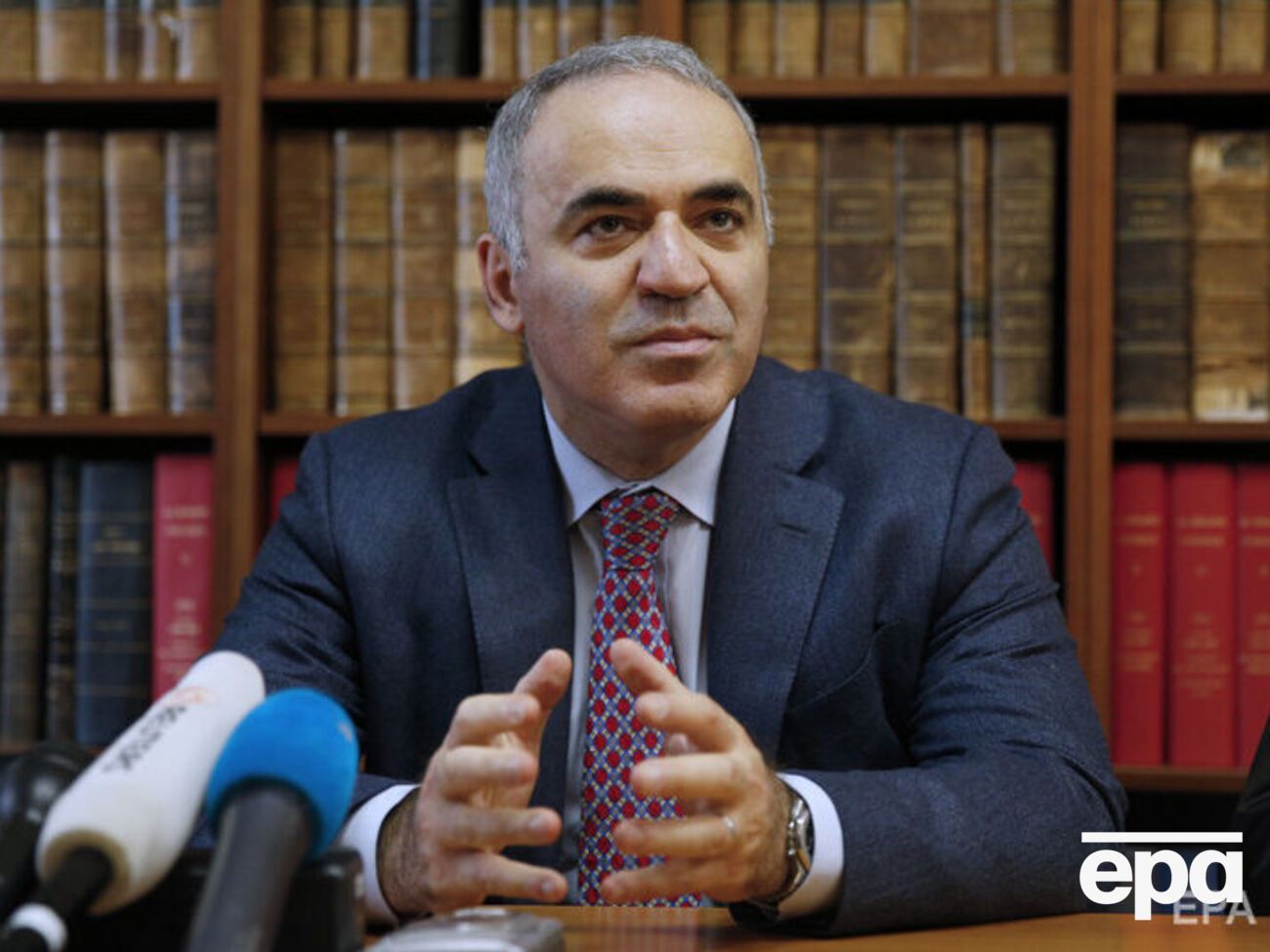 Каспаров: Уявіть, що 10 років тому до вас приходить людина з рукописом: президент України &ndash; єврей просить німецькі танки для відбиття російської агресії. Людині одразу викликають "швидку"