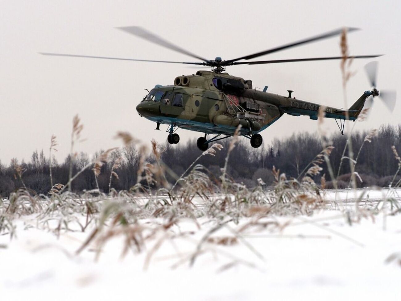Украинские военные попали ракетой из ПТРК в такой вертолет, он при падении столкнулся с еще одним, таким образом было уничтожено два вражеских Ми-8, сообщили в командовании ДШВ