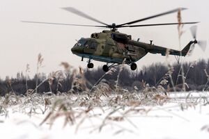 Українські військові влучили ракетою з ПТРК у такий вертоліт, він під час падіння зіткнувся з іще одним, у такий спосіб було знищено два ворожі Мі-8, повідомили у командуванні ДШВ