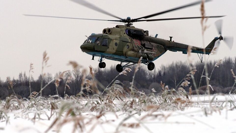Украинские военные попали ракетой из ПТРК в такой вертолет, он при падении столкнулся с еще одним, таким образом было уничтожено два вражеских Ми-8, сообщили в командовании ДШВ