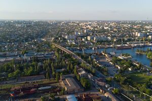 Мама оккупанта отказалась уезжать из родного города из-за больного мужа, сообщили в СБУ. На фото – вид на оккупированный Херсон
