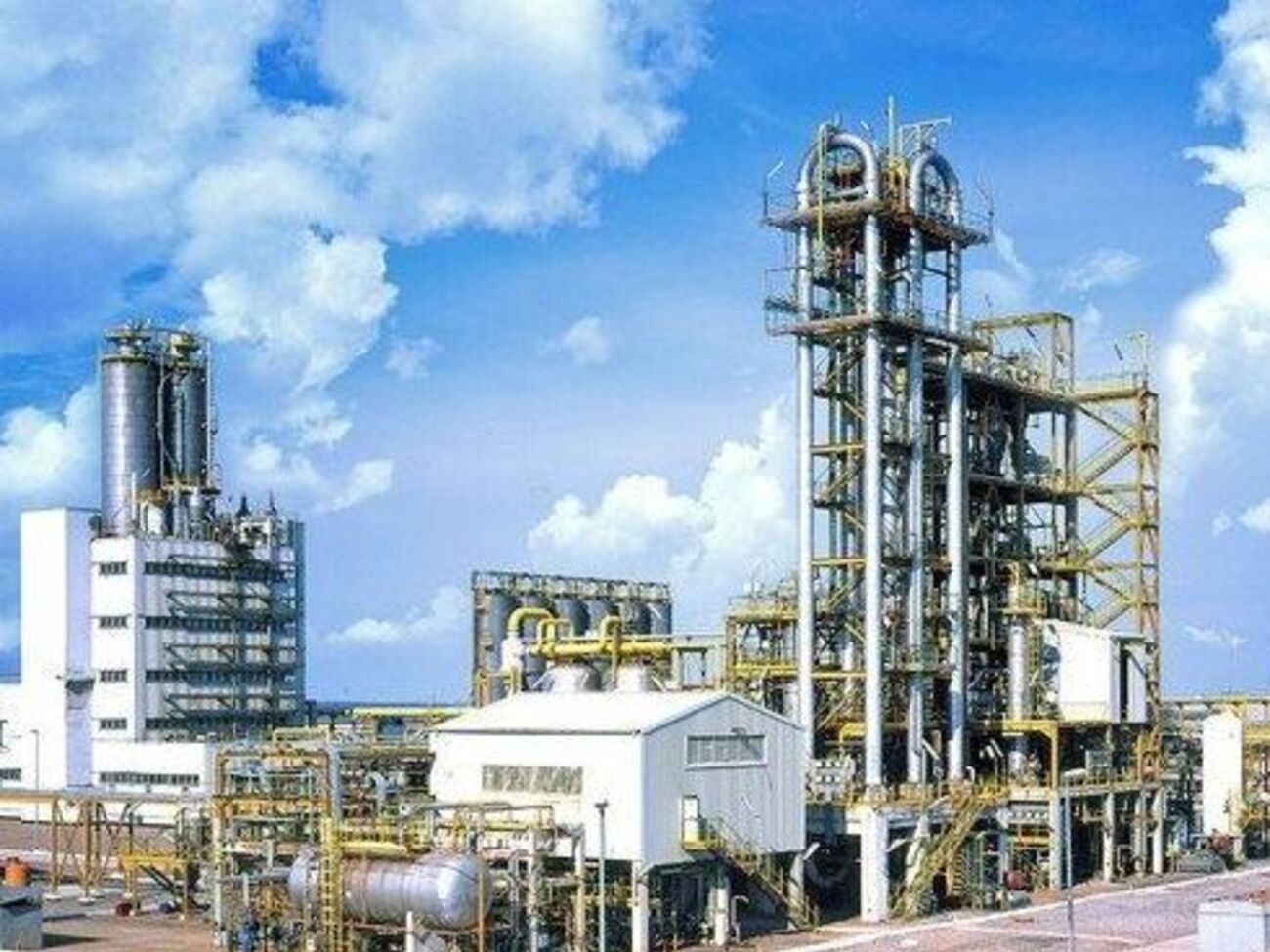 Оккупанты обстреляли и вывели из строя Кременчугский НПЗ