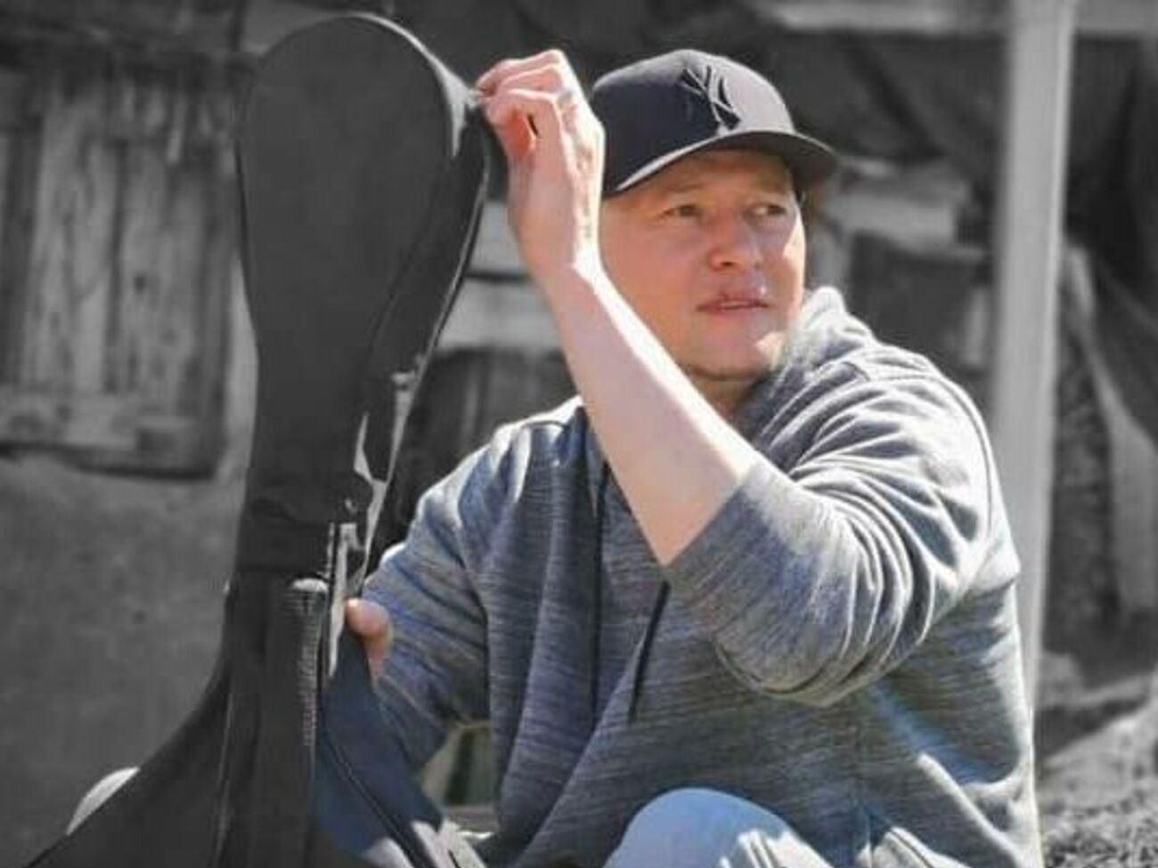 28 марта Хлывнюк сообщил, что Гилмор предложил записать ему совместный трек в поддержку Украины