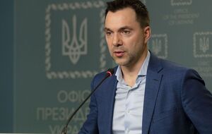 Российские военные пытаются наступать в сторону Николаева, сказал Арестович