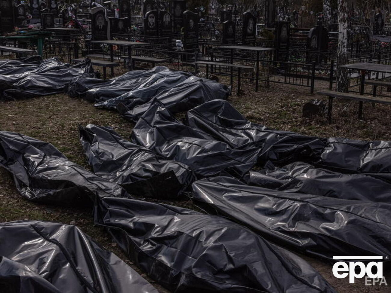 У Бучі було знайдено сотні вбитих мирних жителів, зокрема зі зв'язаними руками