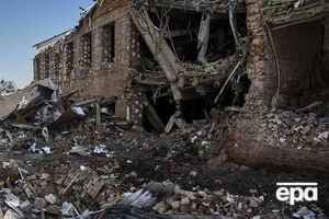 Спасатели разбирают разрушенные обстрелами здания в городах и селах Украины