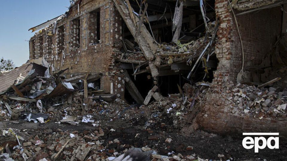 Спасатели разбирают разрушенные обстрелами здания в городах и селах Украины
