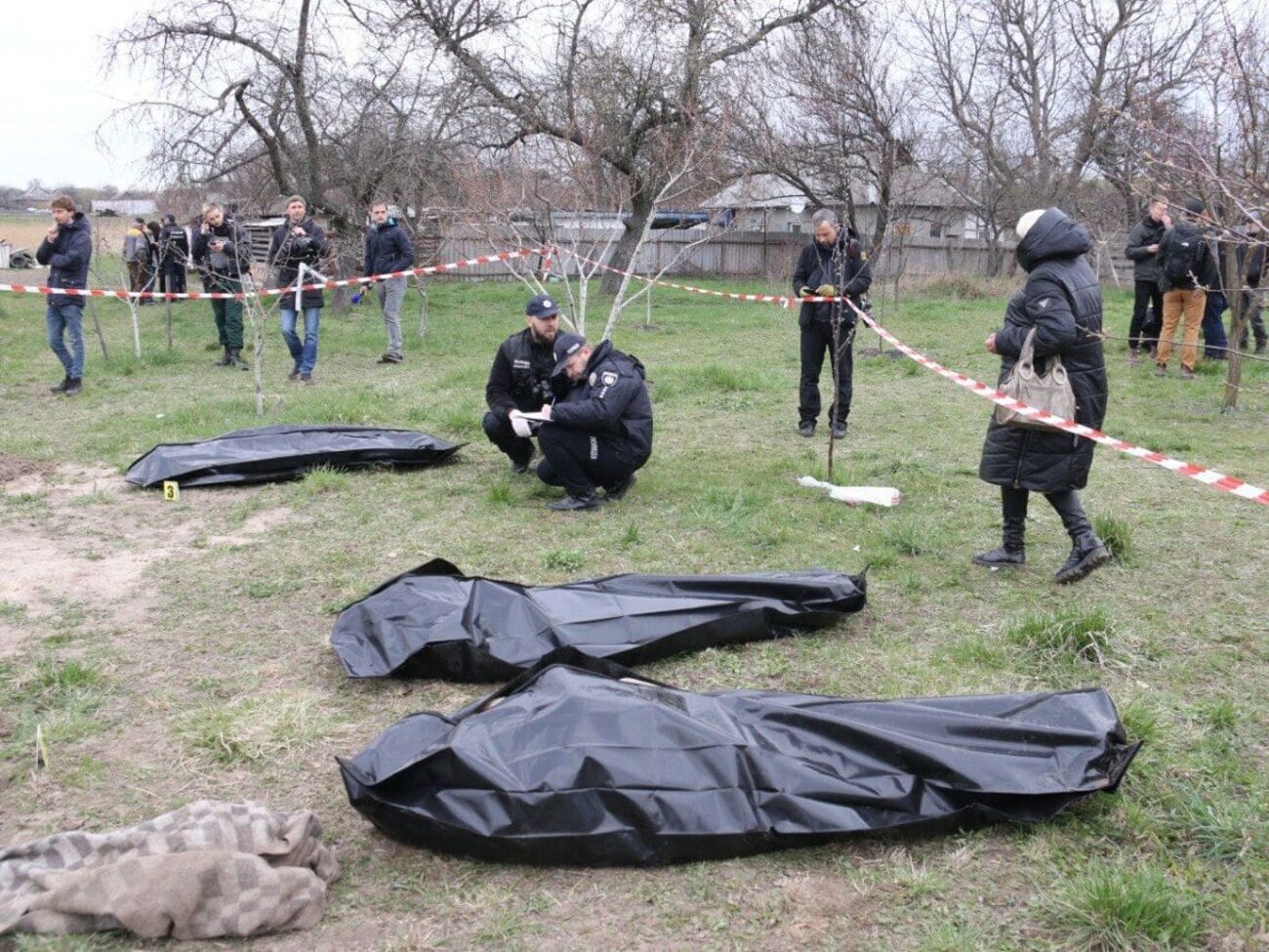 У двох могилах виявили тіла дев'яти мирних жителів