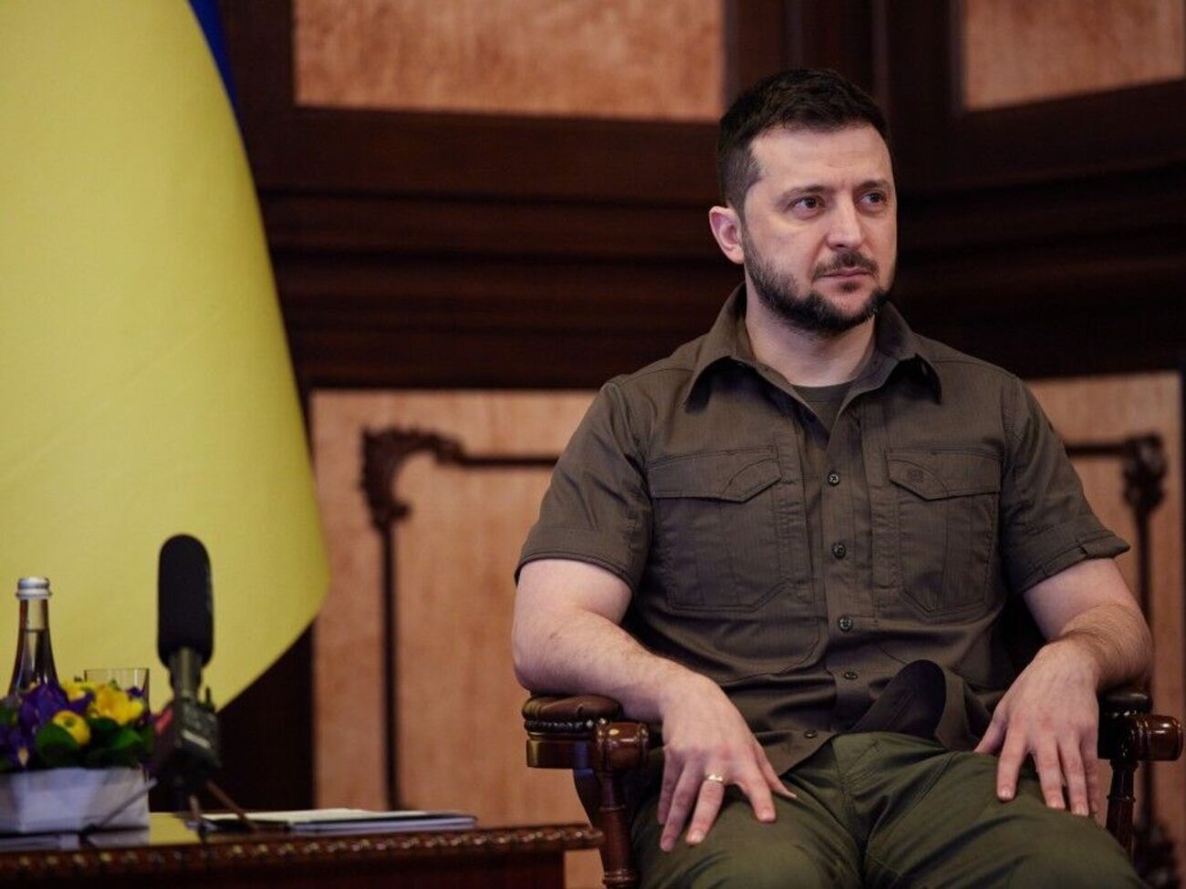 По словам Зеленского, действия российской армии в Мариуполе напоминают не войну, а террористическую операцию со стороны РФ по отношению к городу и его жителям