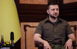 По словам Зеленского, действия российской армии в Мариуполе напоминают не войну, а террористическую операцию со стороны РФ по отношению к городу и его жителям