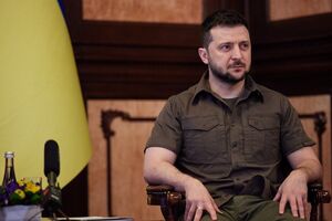 По словам Зеленского, действия российской армии в Мариуполе напоминают не войну, а террористическую операцию со стороны РФ по отношению к городу и его жителям
